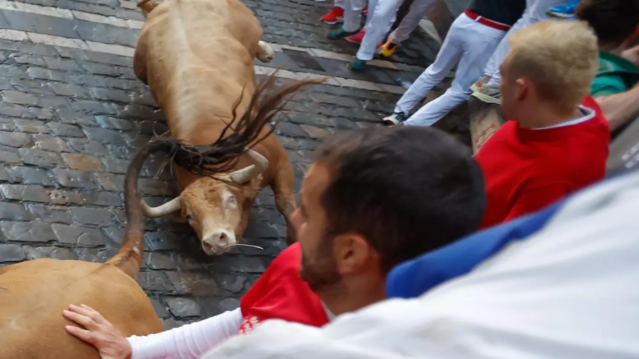 Tercer encierro de San Fermín 2025 el día 9 de julio con toros de Álvaro Núñez en la curva de Mercaderes. EFE - JESÚS DIGES (3)