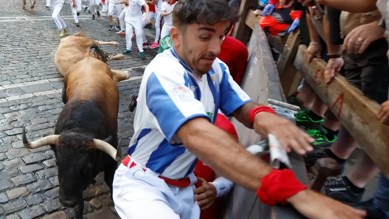 Tercer encierro de San Fermín 2025 el día 9 de julio con toros de Álvaro Núñez en la curva de Mercaderes. EFE - JESÚS DIGES (4)