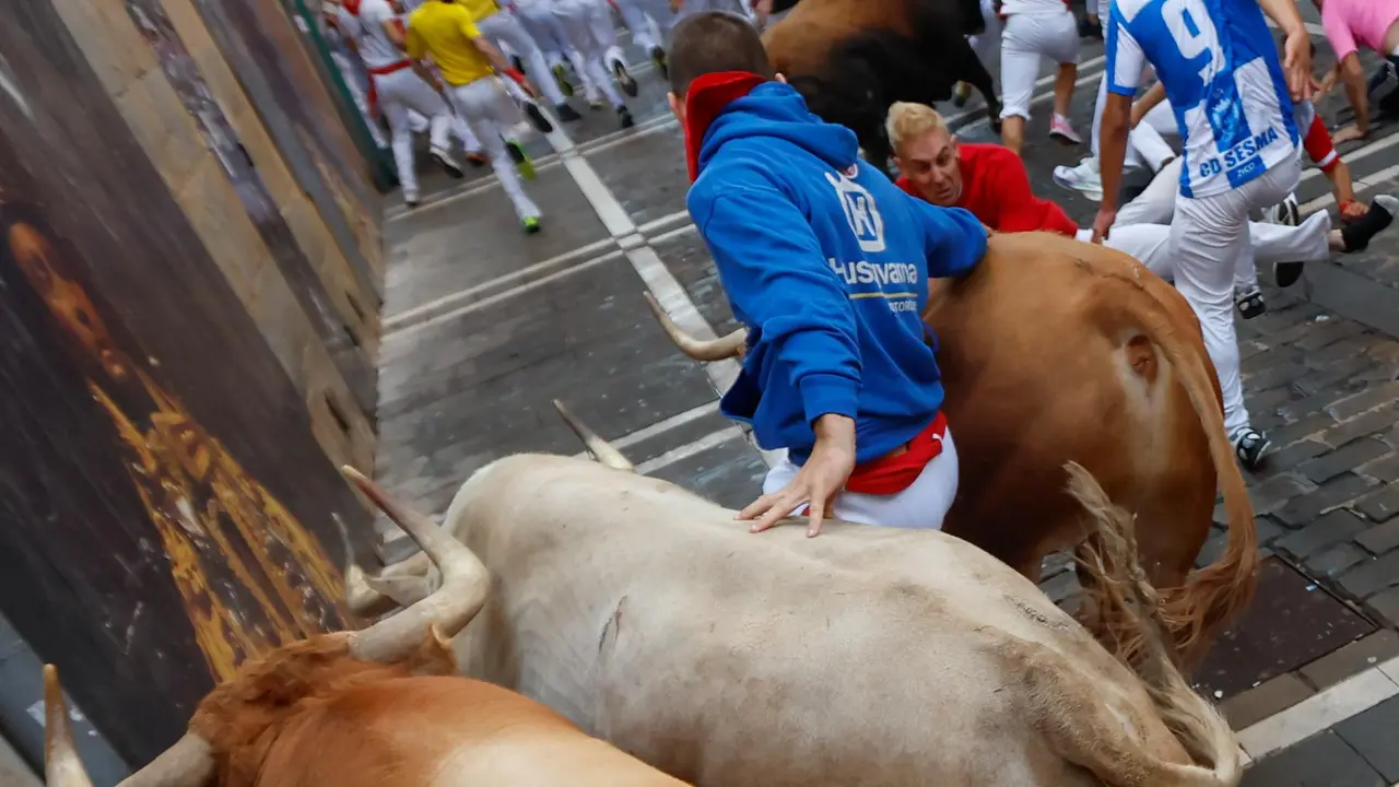 Tercer encierro de San Fermín 2025 el día 9 de julio con toros de Álvaro Núñez en la curva de Mercaderes. EFE - JESÚS DIGES (5)