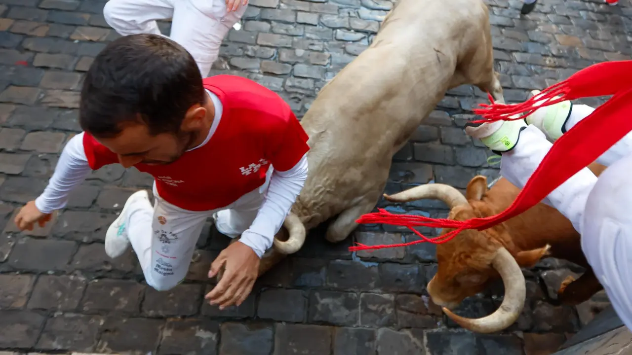 Tercer encierro de San Fermín 2025 el día 9 de julio con toros de Álvaro Núñez en la curva de Mercaderes. EFE - JESÚS DIGES (6)