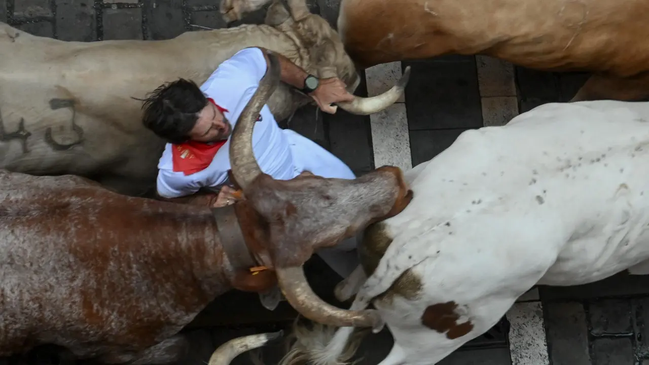 Tercer encierro de San Fermín 2025 el día 9 de julio con toros de Álvaro Núñez en Estafeta. EFE - JOSE LUIS LARRIÓN (2)