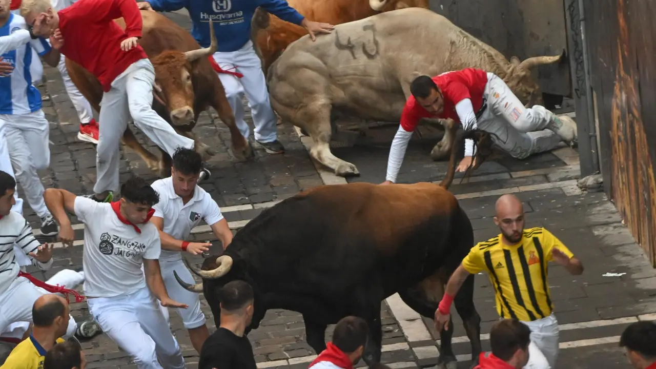 Tercer encierro de San Fermín 2025 el día 9 de julio con toros de Álvaro Núñez en Estafeta. EFE - JOSE LUIS LARRIÓN (5)