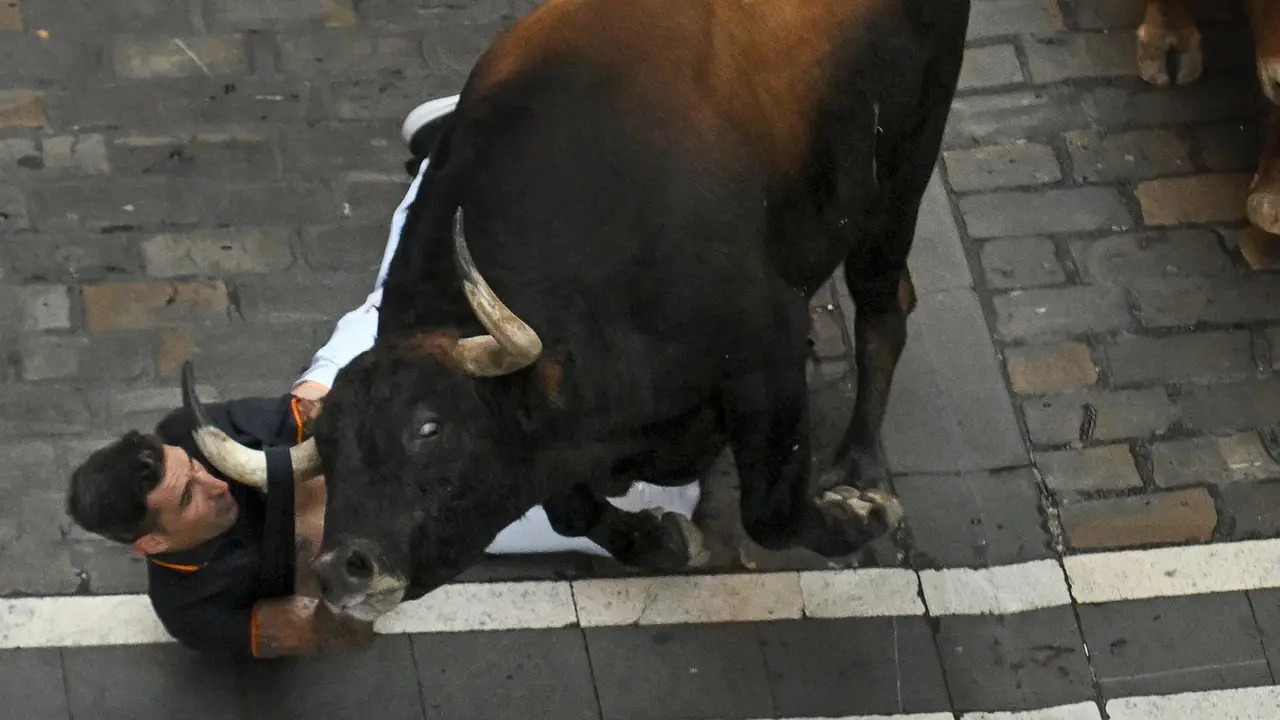 Tercer encierro de San Fermín 2025 el día 9 de julio con toros de Álvaro Núñez en Estafeta. EFE - JOSE LUIS LARRIÓN