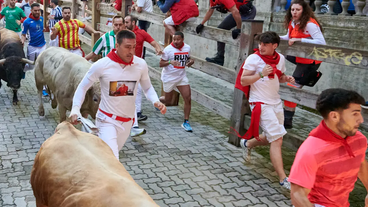 Tercer encierro de San Fermín 2025 con toros de Álvaro Nuñez en la bajada del callejón en Telefónica. IRANZU LARRASOAÑA