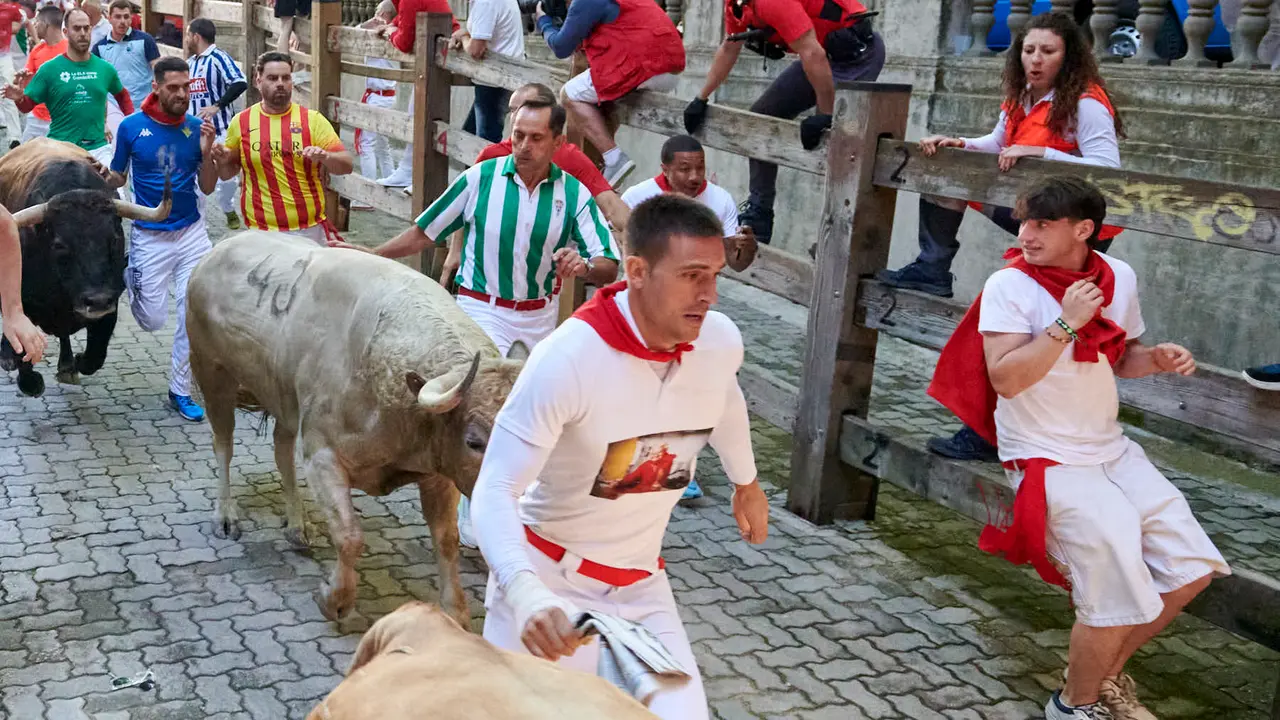 Tercer encierro de San Fermín 2025 con toros de Álvaro Nuñez en la bajada del callejón en Telefónica. IRANZU LARRASOAÑA