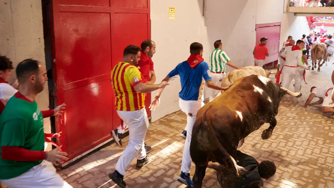 Tercer encierro de San Fermín 2025 con toros de Álvaro Nuñez en la bajada del callejón en Telefónica. IRANZU LARRASOAÑA
