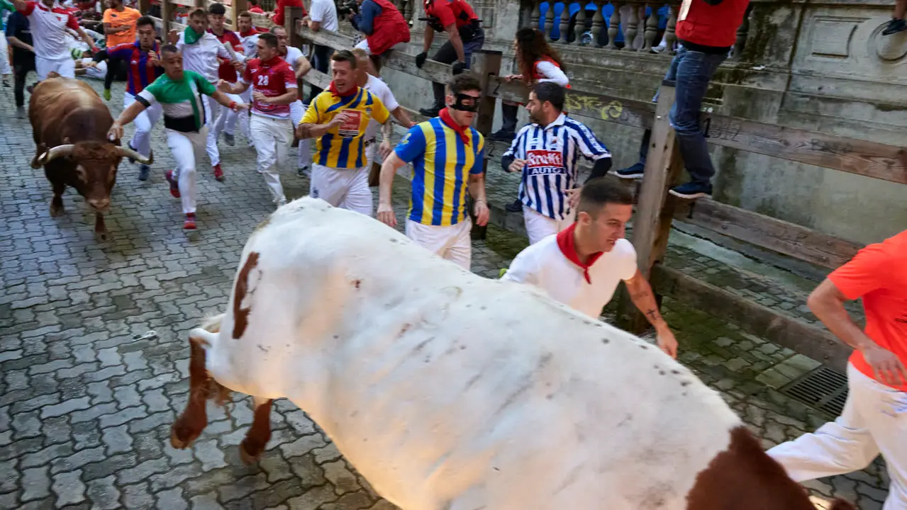 Tercer encierro de San Fermín 2025 con toros de Álvaro Nuñez en la bajada del callejón en Telefónica. IRANZU LARRASOAÑA