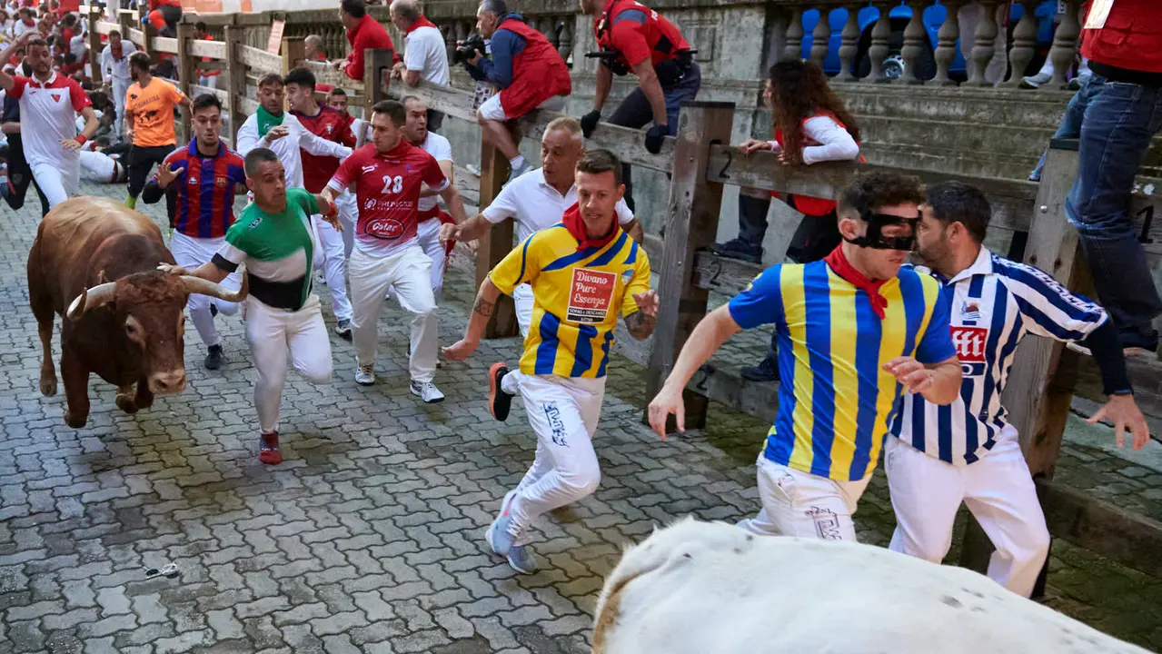 Tercer encierro de San Fermín 2025 con toros de Álvaro Nuñez en la bajada del callejón en Telefónica. IRANZU LARRASOAÑA