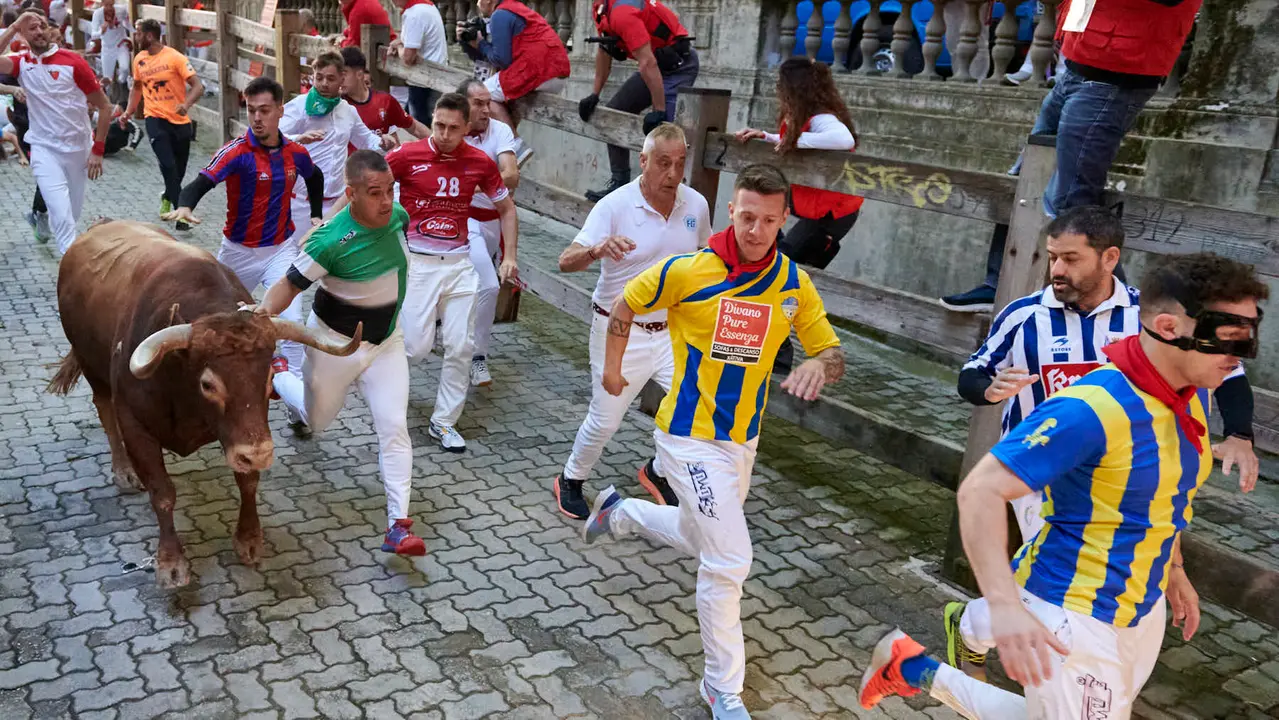 Tercer encierro de San Fermín 2025 con toros de Álvaro Nuñez en la bajada del callejón en Telefónica. IRANZU LARRASOAÑA