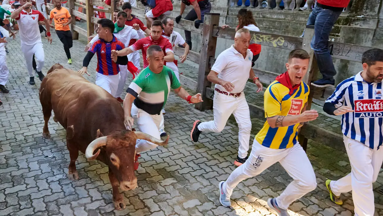 Tercer encierro de San Fermín 2025 con toros de Álvaro Nuñez en la bajada del callejón en Telefónica. IRANZU LARRASOAÑA