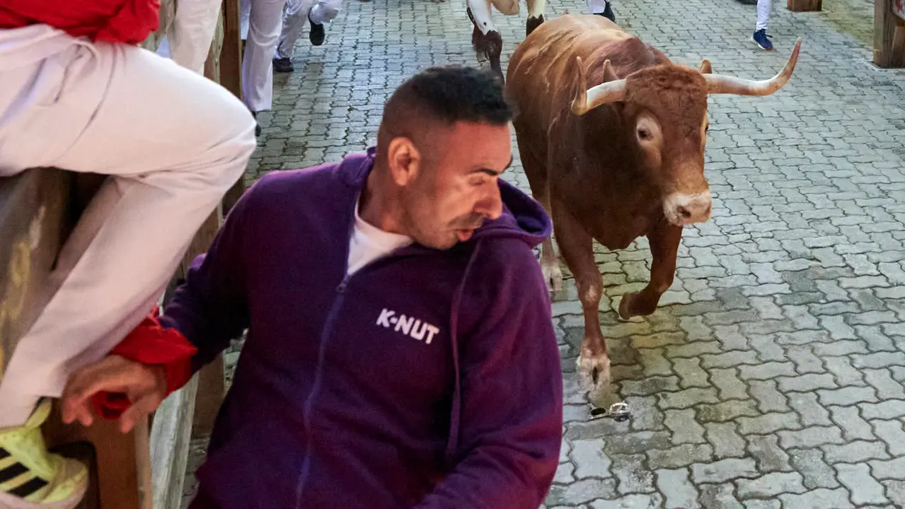Tercer encierro de San Fermín 2025 con toros de Álvaro Nuñez en la bajada del callejón en Telefónica. IRANZU LARRASOAÑA