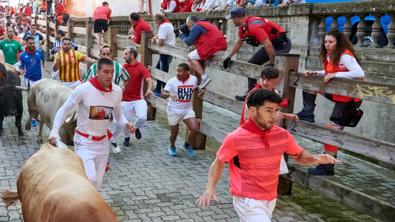 Tercer encierro de San Fermín 2025 con toros de Álvaro Nuñez en la bajada del callejón en Telefónica. IRANZU LARRASOAÑA