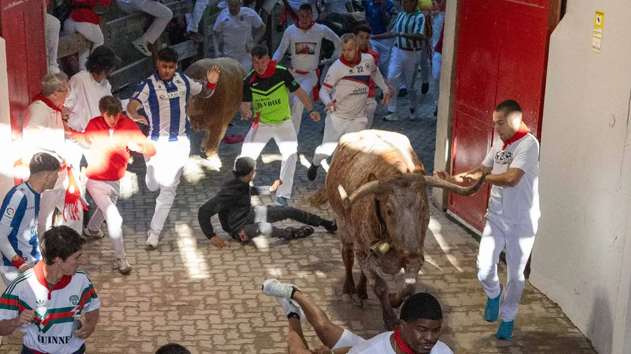 Tercer encierro de San Fermín con toros de Álvaro Núñerz en callejón plaza.. Maite H. Mateo.-01