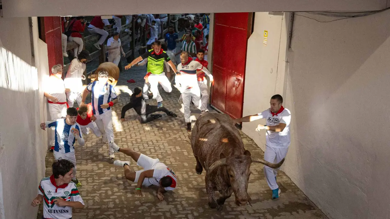 Tercer encierro de San Fermín con toros de Álvaro Núñerz en callejón plaza.. Maite H. Mateo.-04
