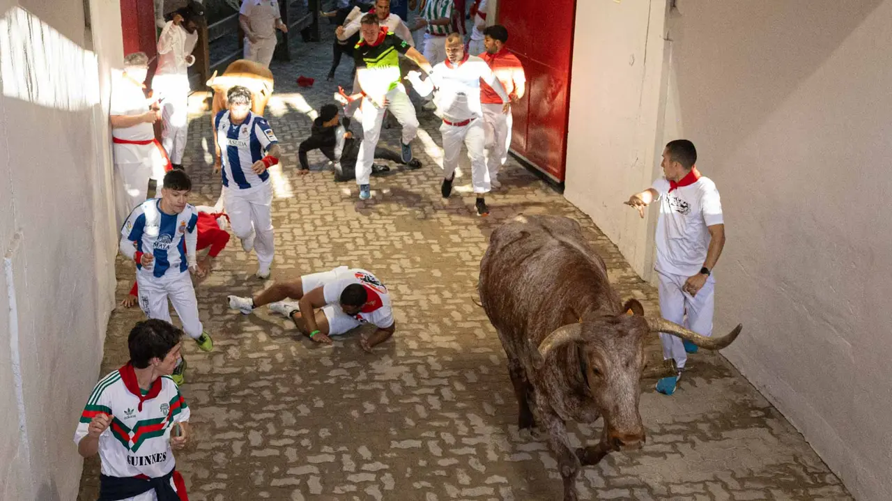 Tercer encierro de San Fermín con toros de Álvaro Núñerz en callejón plaza.. Maite H. Mateo.-05