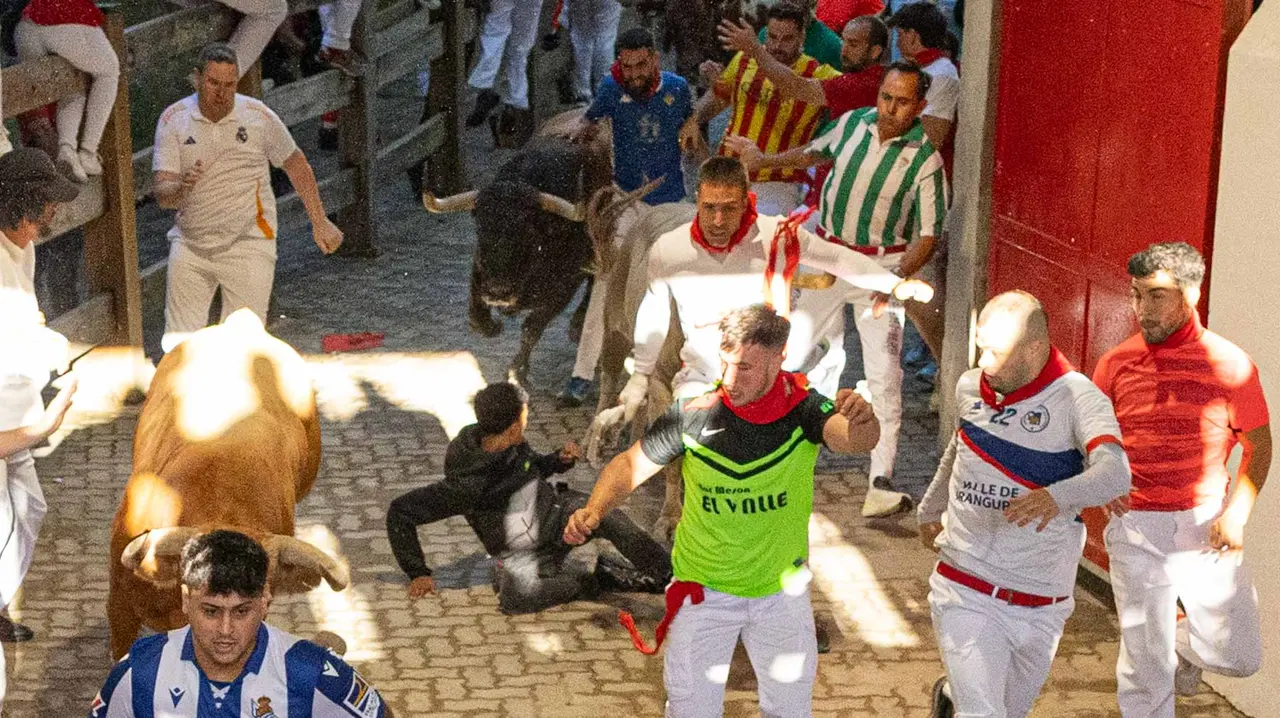 Tercer encierro de San Fermín con toros de Álvaro Núñerz en callejón plaza.. Maite H. Mateo.-07