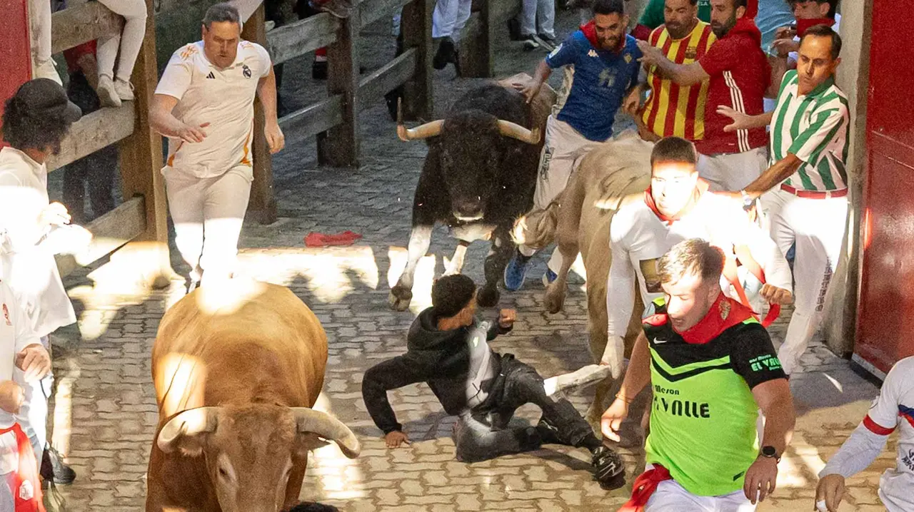 Tercer encierro de San Fermín con toros de Álvaro Núñerz en callejón plaza.. Maite H. Mateo.-08
