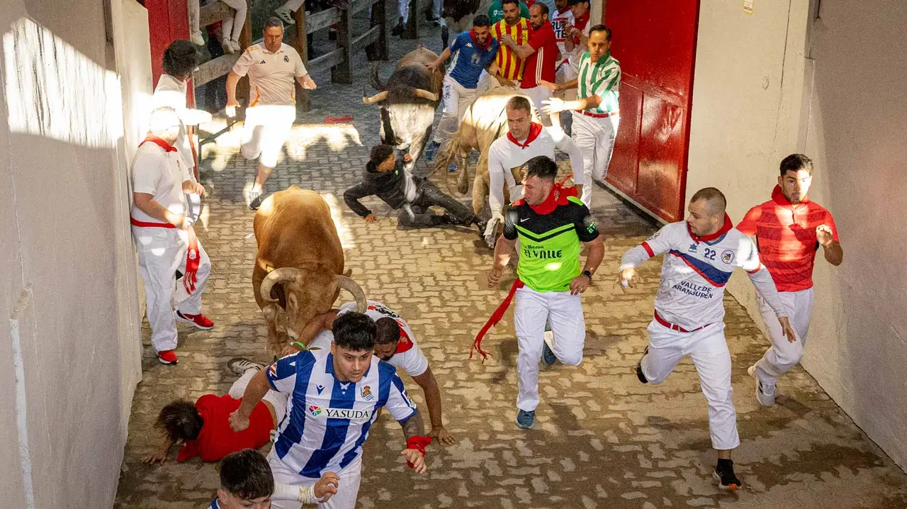 Tercer encierro de San Fermín con toros de Álvaro Núñerz en callejón plaza.. Maite H. Mateo.-09