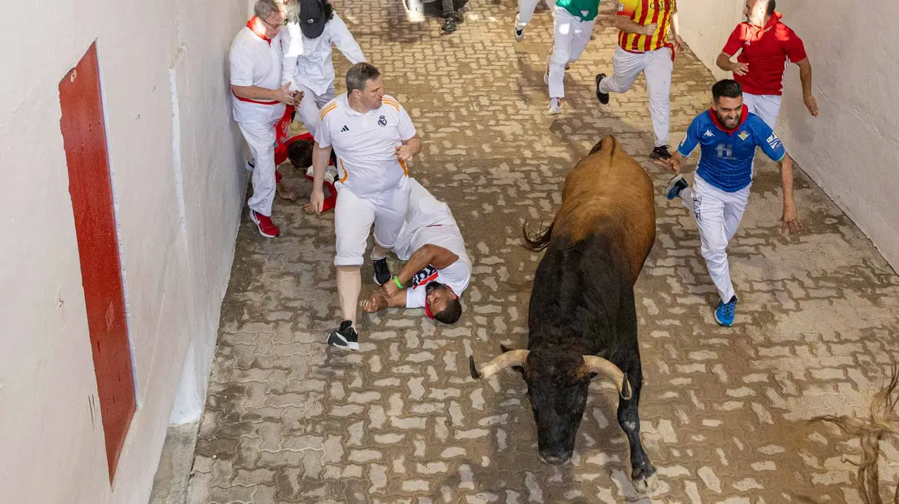 Tercer encierro de San Fermín con toros de Álvaro Núñerz en callejón plaza.. Maite H. Mateo.-16