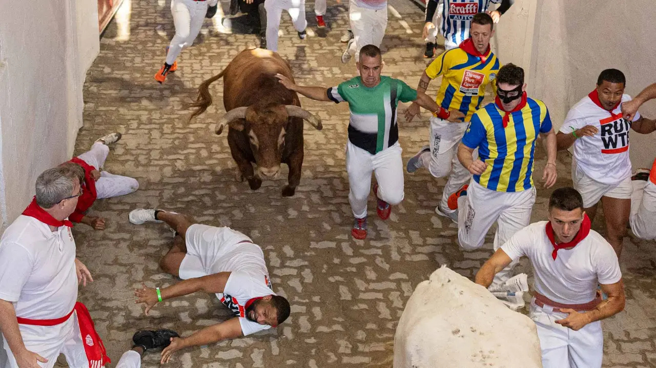 Tercer encierro de San Fermín con toros de Álvaro Núñerz en callejón plaza.. Maite H. Mateo.-17