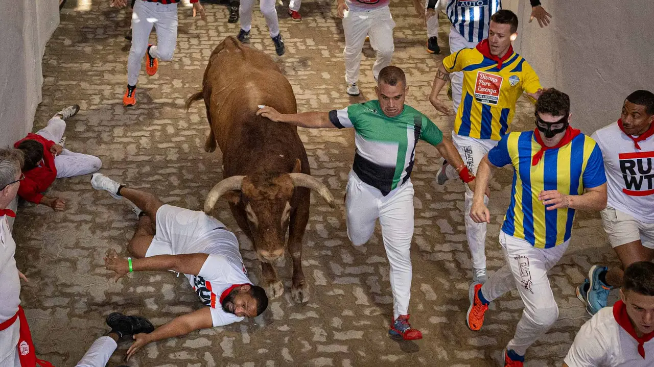 Tercer encierro de San Fermín con toros de Álvaro Núñerz en callejón plaza.. Maite H. Mateo.-18