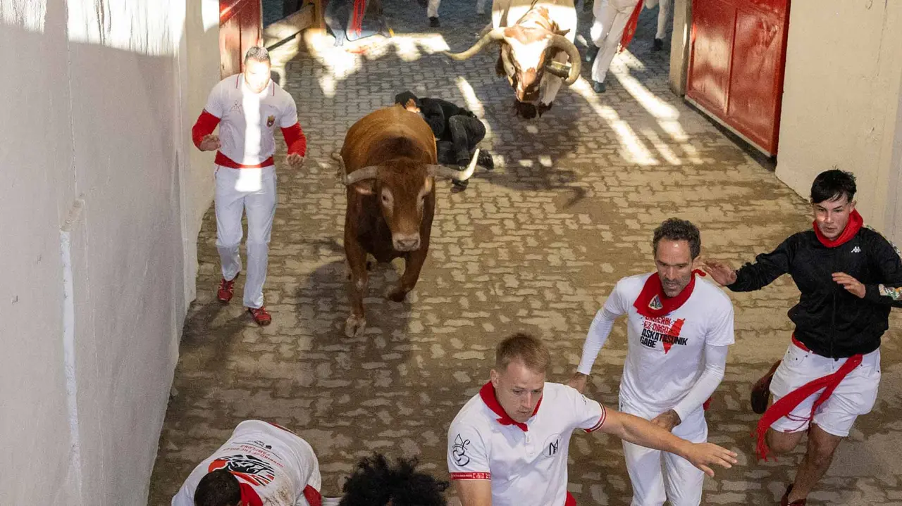 Tercer encierro de San Fermín con toros de Álvaro Núñerz en callejón plaza.. Maite H. Mateo.-21