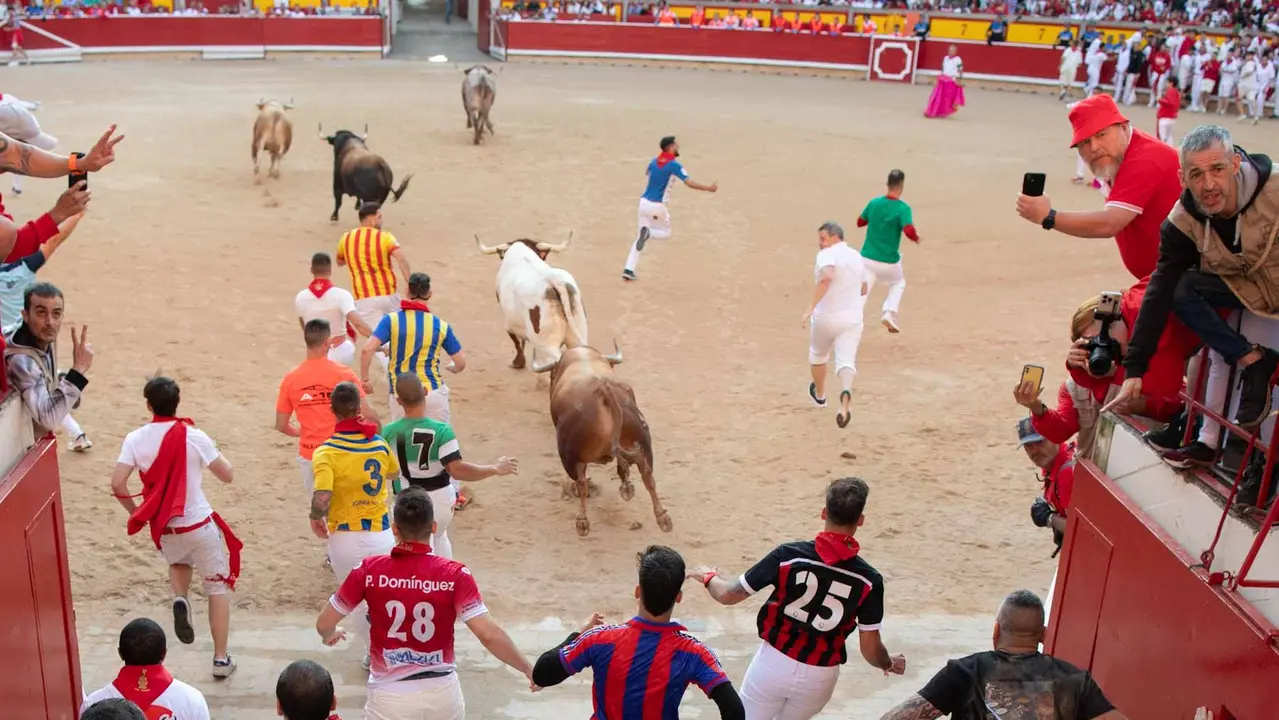 Tercer encierro de San Fermín con toros de Álvaro Núñerz en callejón plaza.. Maite H. Mateo.-06
