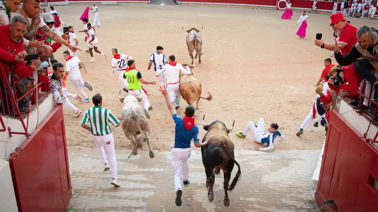 Tercer encierro de San Fermín con toros de Álvaro Núñerz en callejón plaza.. Maite H. Mateo.-11