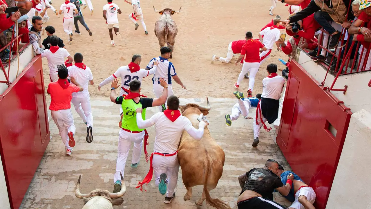 Tercer encierro de San Fermín con toros de Álvaro Núñerz en callejón plaza.. Maite H. Mateo.-13