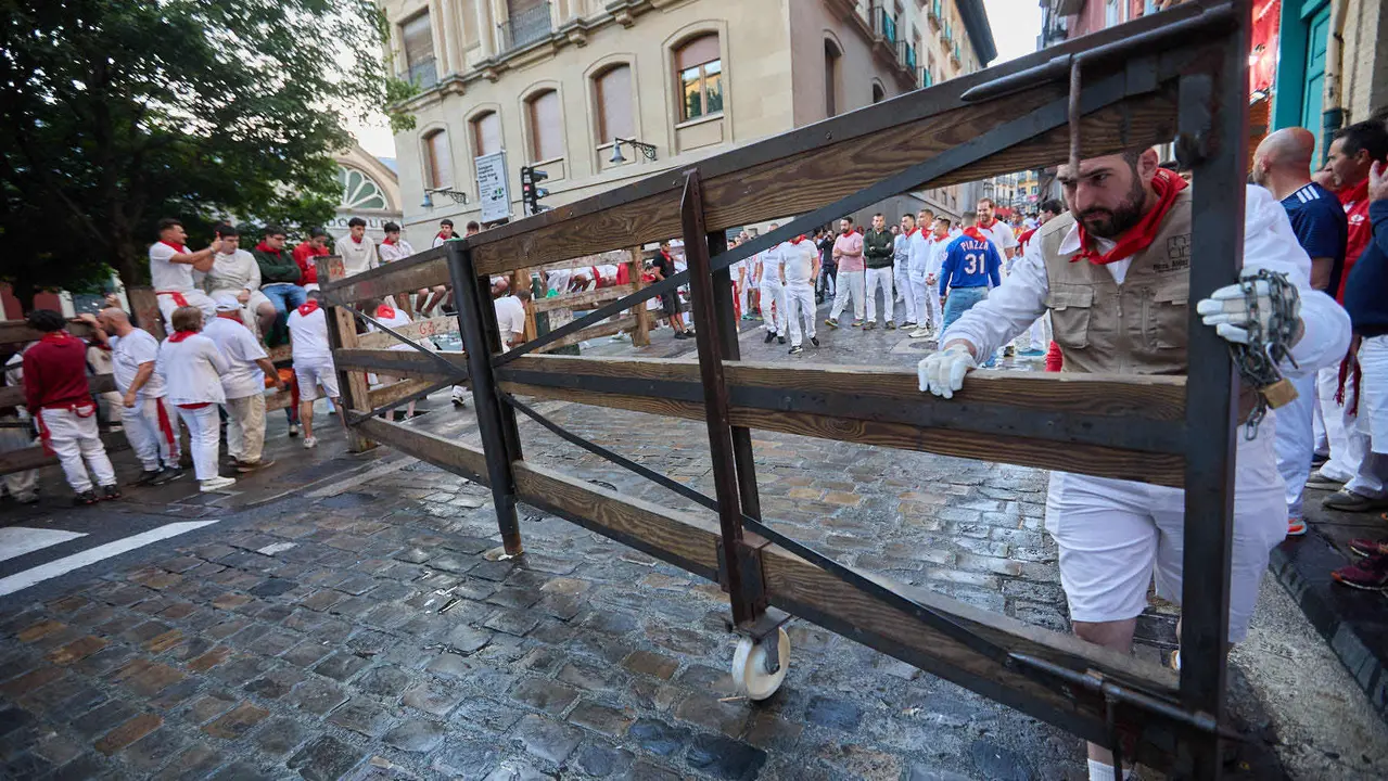 Momentos previos al tercer encierro de San Fermín 2025 con toros de Álvaro Núñez en el tramo de la cuesta de Santo Domingo. IÑIGO ALZUGARAY