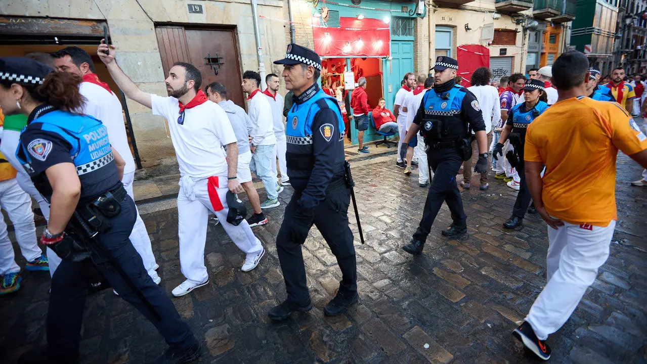 Momentos previos al tercer encierro de San Fermín 2025 con toros de Álvaro Núñez en el tramo de la cuesta de Santo Domingo. IÑIGO ALZUGARAY
