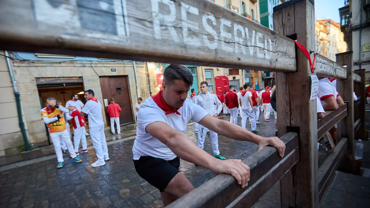 Momentos previos al tercer encierro de San Fermín 2025 con toros de Álvaro Núñez en el tramo de la cuesta de Santo Domingo. IÑIGO ALZUGARAY