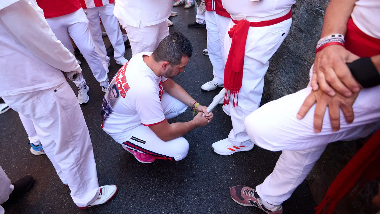 Momentos previos al tercer encierro de San Fermín 2025 con toros de Álvaro Núñez en el tramo de la cuesta de Santo Domingo. IÑIGO ALZUGARAY