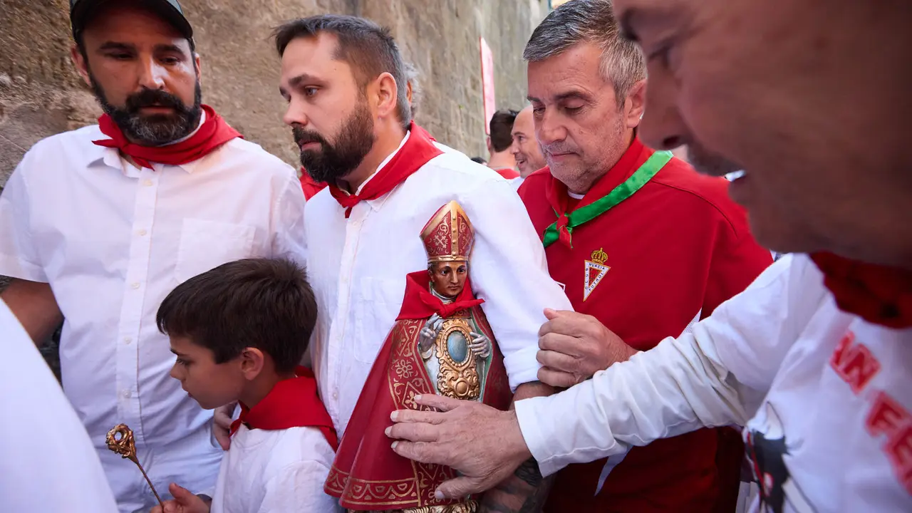 Momentos previos al tercer encierro de San Fermín 2025 con toros de Álvaro Núñez en el tramo de la cuesta de Santo Domingo. IÑIGO ALZUGARAY