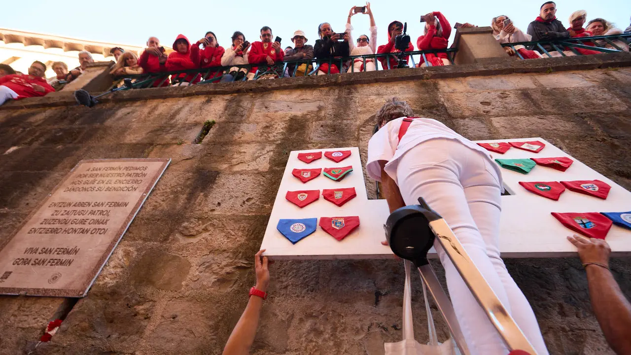 Momentos previos al tercer encierro de San Fermín 2025 con toros de Álvaro Núñez en el tramo de la cuesta de Santo Domingo. IÑIGO ALZUGARAY