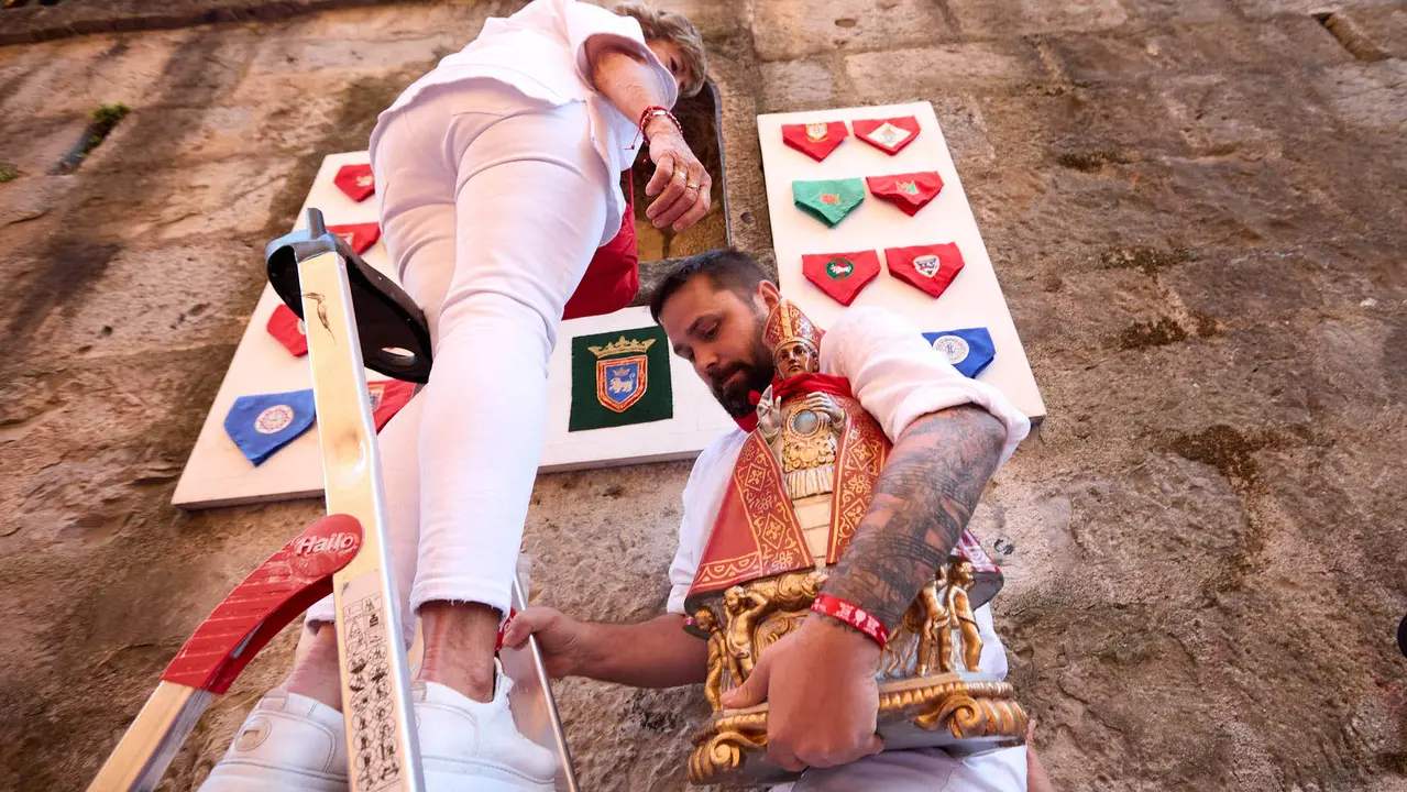 Momentos previos al tercer encierro de San Fermín 2025 con toros de Álvaro Núñez en el tramo de la cuesta de Santo Domingo. IÑIGO ALZUGARAY
