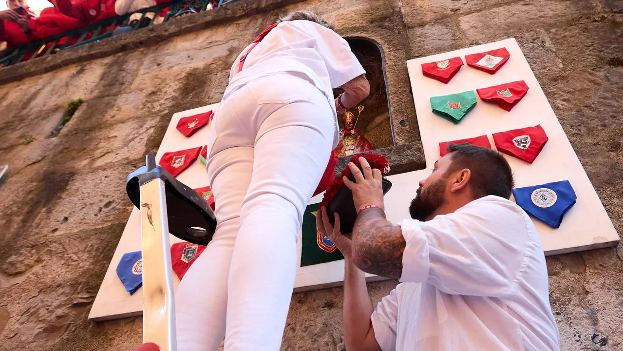 Momentos previos al tercer encierro de San Fermín 2025 con toros de Álvaro Núñez en el tramo de la cuesta de Santo Domingo. IÑIGO ALZUGARAY