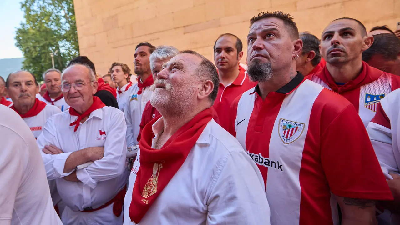 Momentos previos al tercer encierro de San Fermín 2025 con toros de Álvaro Núñez en el tramo de la cuesta de Santo Domingo. IÑIGO ALZUGARAY