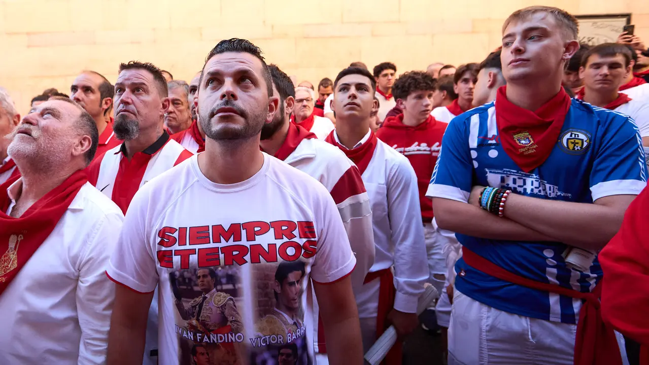 Momentos previos al tercer encierro de San Fermín 2025 con toros de Álvaro Núñez en el tramo de la cuesta de Santo Domingo. IÑIGO ALZUGARAY