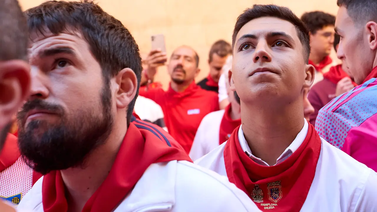 Momentos previos al tercer encierro de San Fermín 2025 con toros de Álvaro Núñez en el tramo de la cuesta de Santo Domingo. IÑIGO ALZUGARAY
