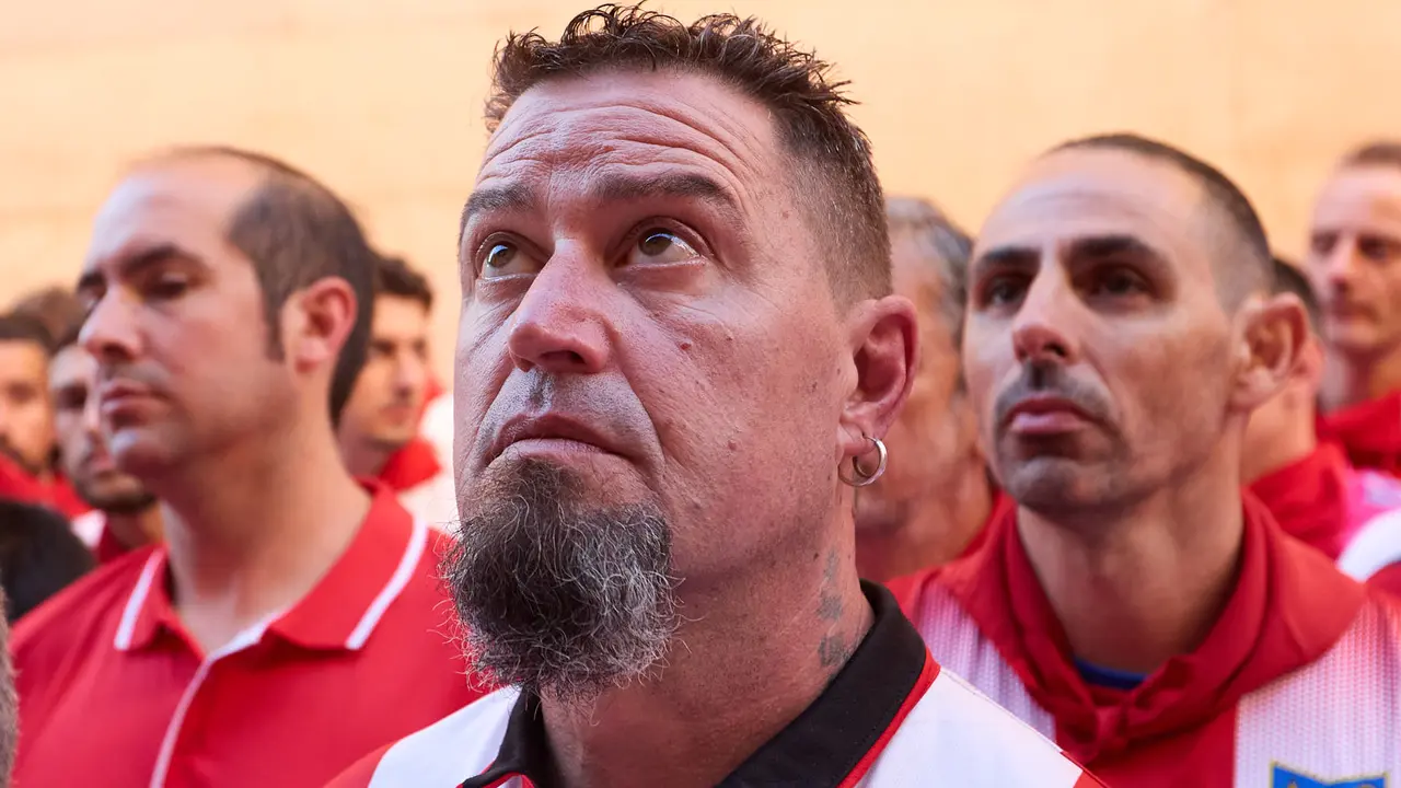 Momentos previos al tercer encierro de San Fermín 2025 con toros de Álvaro Núñez en el tramo de la cuesta de Santo Domingo. IÑIGO ALZUGARAY