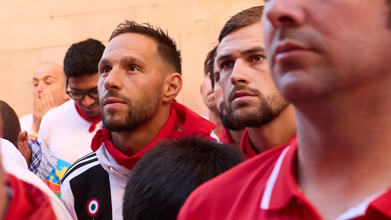 Momentos previos al tercer encierro de San Fermín 2025 con toros de Álvaro Núñez en el tramo de la cuesta de Santo Domingo. IÑIGO ALZUGARAY