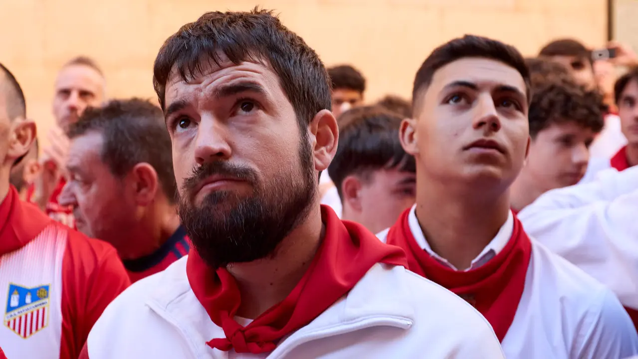Momentos previos al tercer encierro de San Fermín 2025 con toros de Álvaro Núñez en el tramo de la cuesta de Santo Domingo. IÑIGO ALZUGARAY