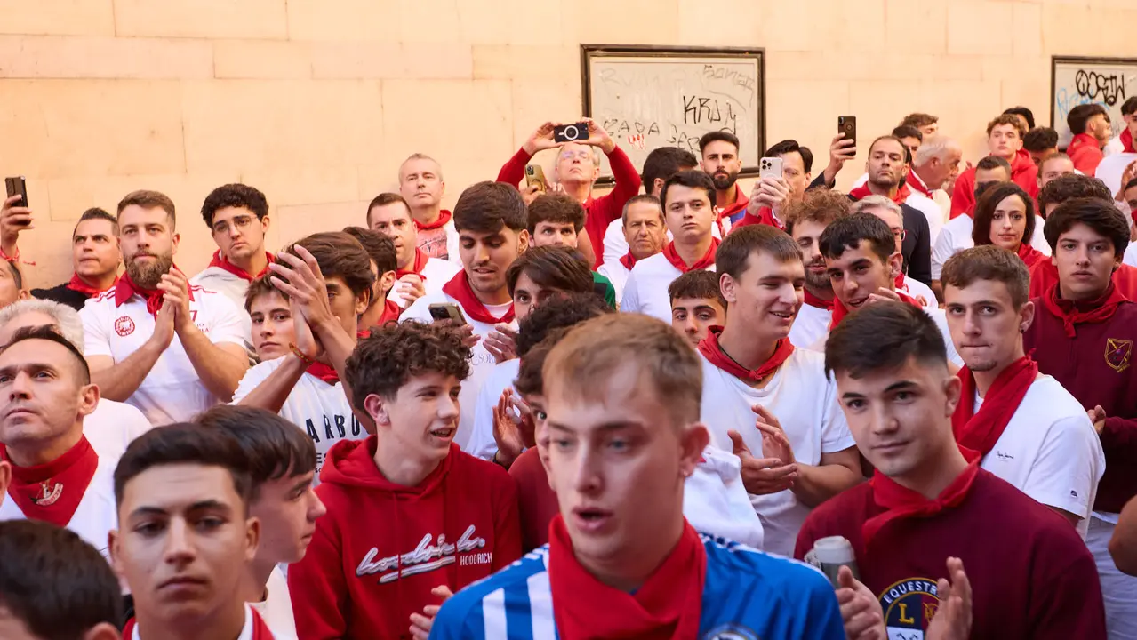 Momentos previos al tercer encierro de San Fermín 2025 con toros de Álvaro Núñez en el tramo de la cuesta de Santo Domingo. IÑIGO ALZUGARAY