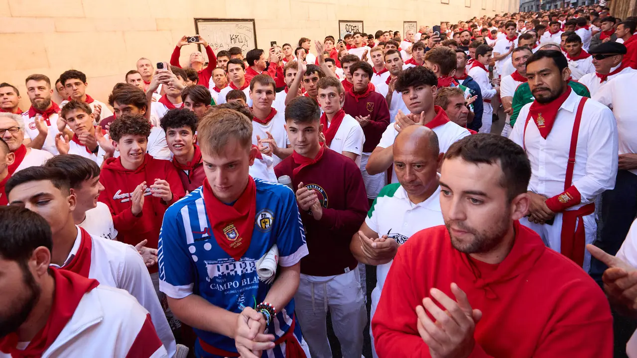 Momentos previos al tercer encierro de San Fermín 2025 con toros de Álvaro Núñez en el tramo de la cuesta de Santo Domingo. IÑIGO ALZUGARAY