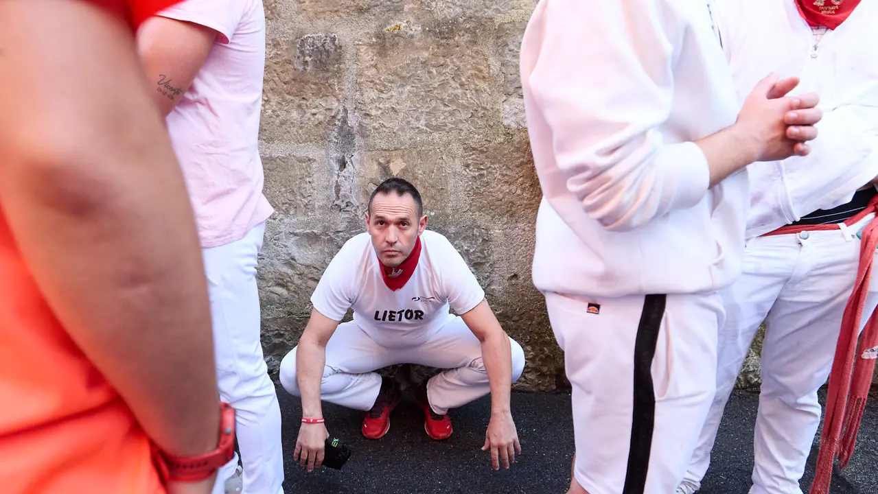 Momentos previos al tercer encierro de San Fermín 2025 con toros de Álvaro Núñez en el tramo de la cuesta de Santo Domingo. IÑIGO ALZUGARAY