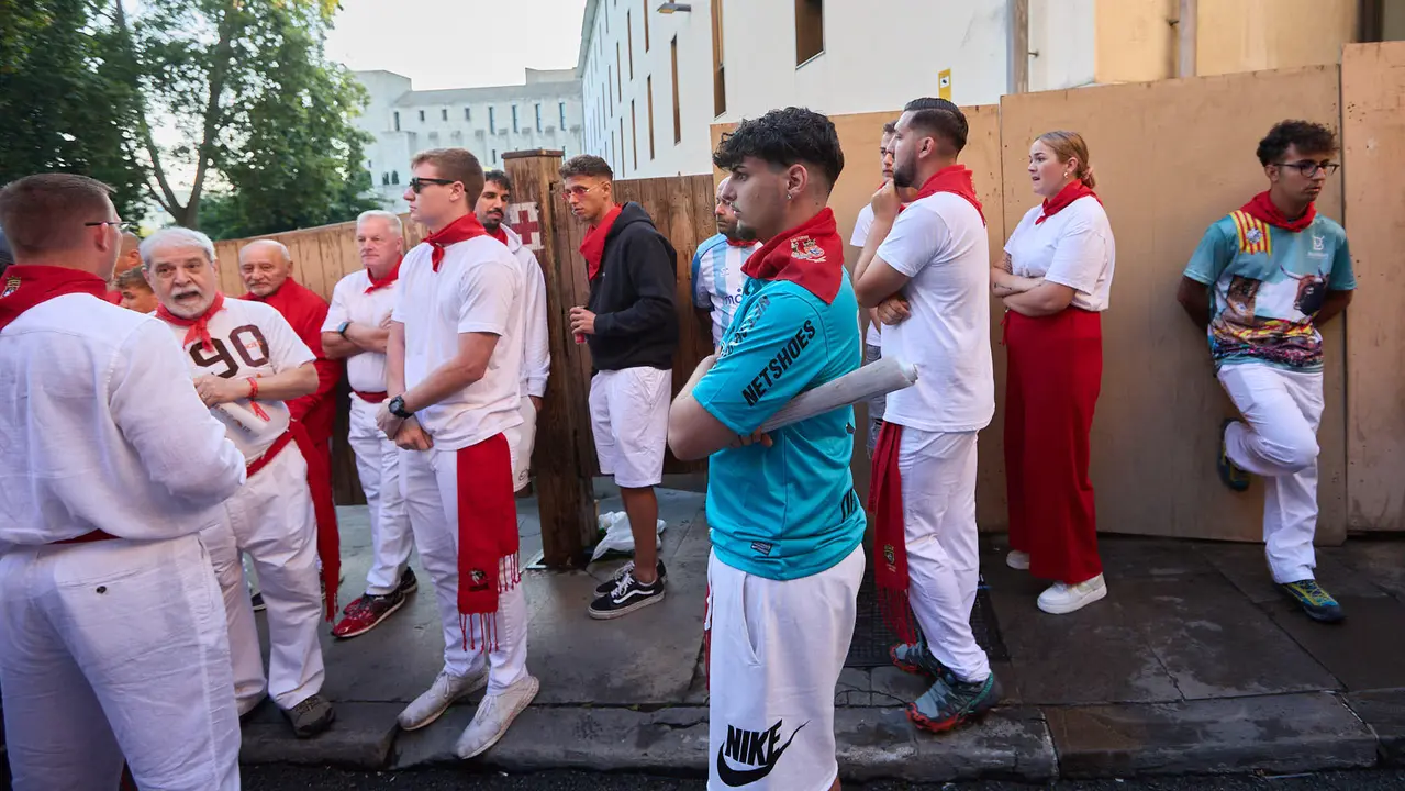 Momentos previos al tercer encierro de San Fermín 2025 con toros de Álvaro Núñez en el tramo de la cuesta de Santo Domingo. IÑIGO ALZUGARAY