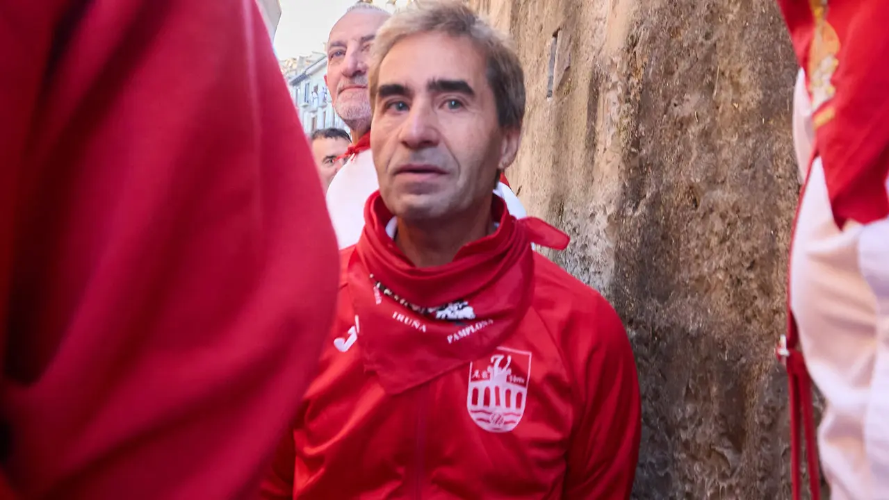 Momentos previos al tercer encierro de San Fermín 2025 con toros de Álvaro Núñez en el tramo de la cuesta de Santo Domingo. IÑIGO ALZUGARAY