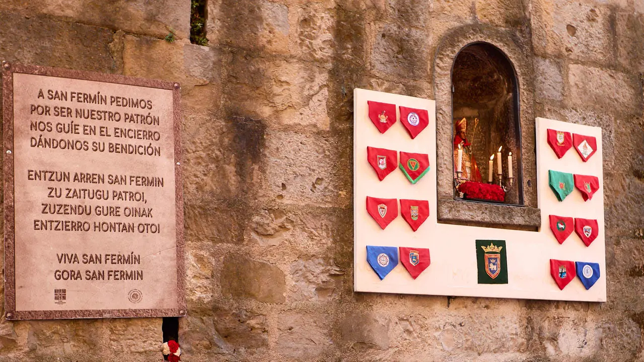 Momentos previos al tercer encierro de San Fermín 2025 con toros de Álvaro Núñez en el tramo de la cuesta de Santo Domingo. IÑIGO ALZUGARAY