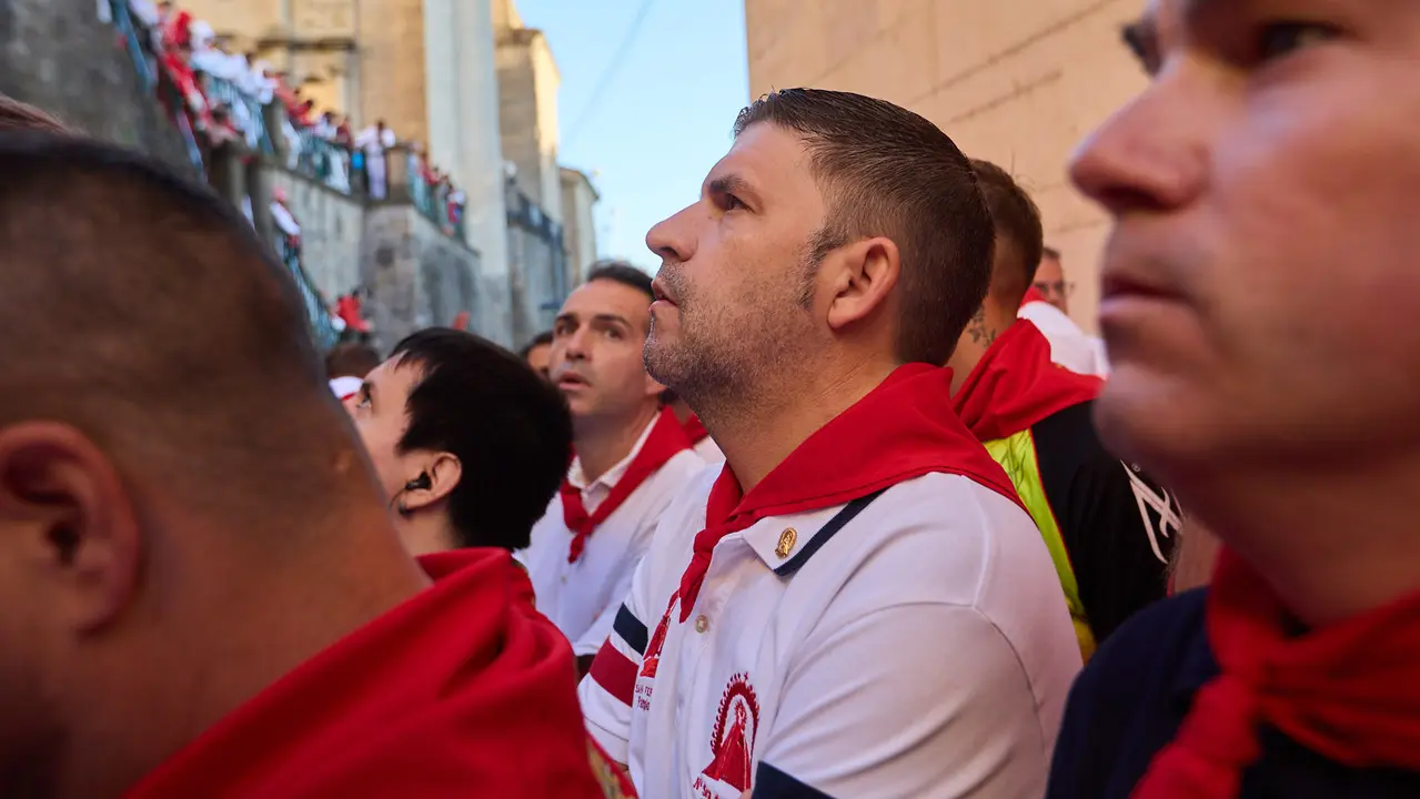Momentos previos al tercer encierro de San Fermín 2025 con toros de Álvaro Núñez en el tramo de la cuesta de Santo Domingo. IÑIGO ALZUGARAY